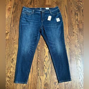 NWT Plus Size Skinny Slender Fit Mid-Rise Jeans by St John’s Bay-size 22W